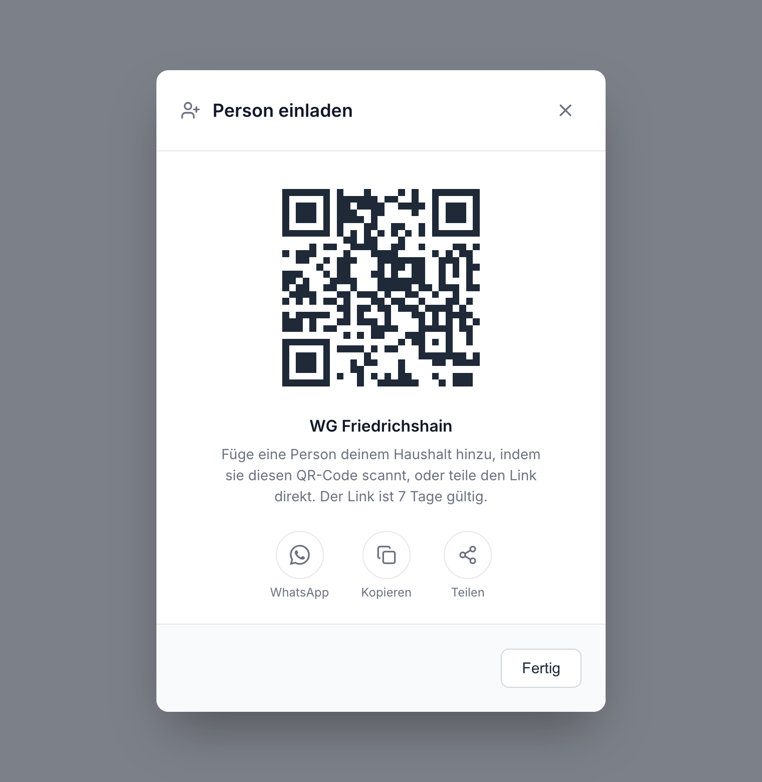 Dialog „Person einladen“ in fynshare mit QR-Code, Haushaltsname und den Teilen-Optionen WhatsApp, Kopieren und Teilen